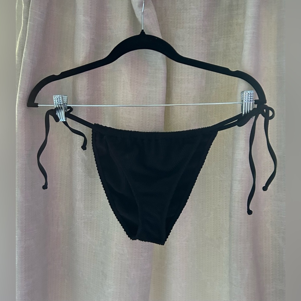 Good American black bikini bottoms